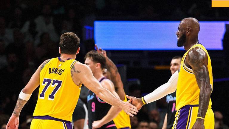 LeBron James alcanzó los mil 611 encuentros de temporada regular.