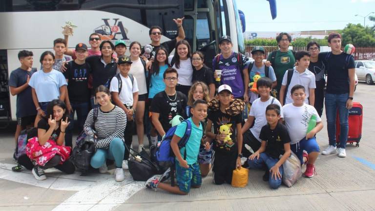 Los nadadores viajan entusiasmados a realizar una buena competencia.