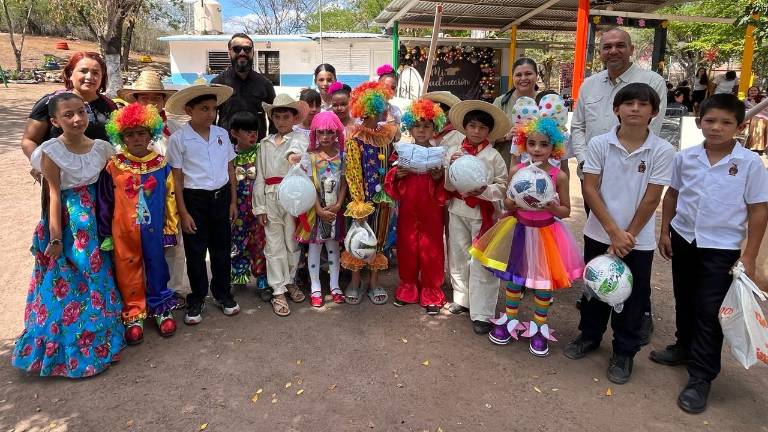 Los estudiantes recibieron balones de futbol, entre otros materiales deportivos.