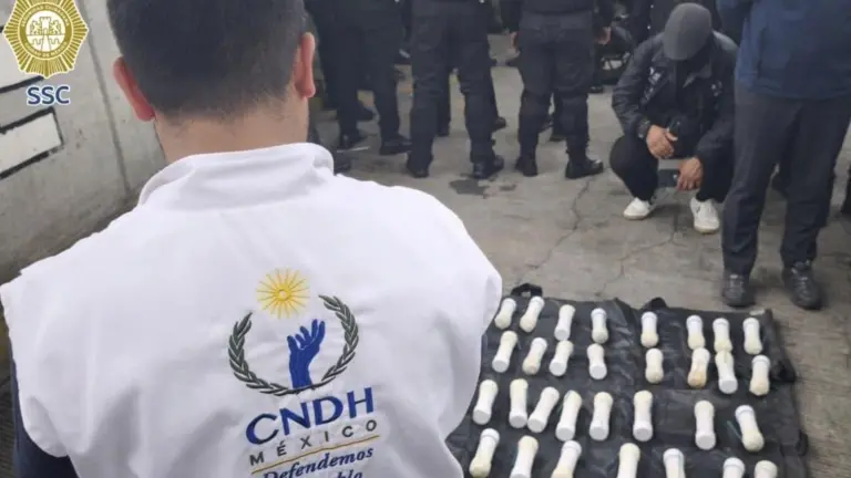 Durante la inspección de autobuses que ingresan a la Ciudad de México, en un camión de pasajeros encontraron 59 artefactos explosivos.