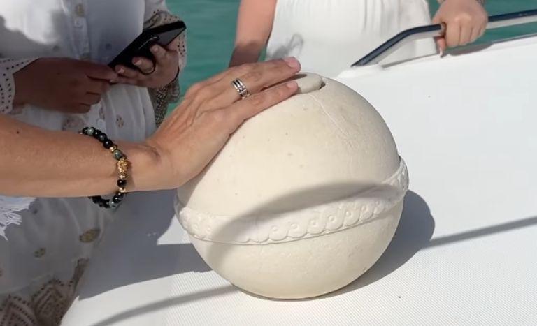 $!La urna, hecha a base de sal, se desintegrará y esparcirá las cenizas.