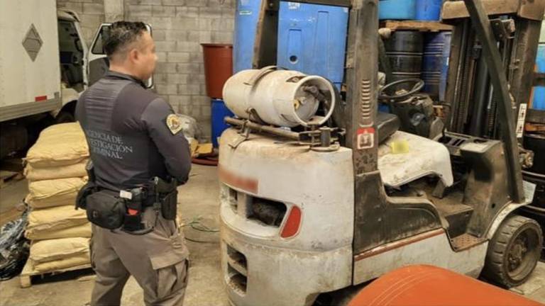 Elementos federales resguardan el material ilícito asegurado en un inmueble en Culiacán.