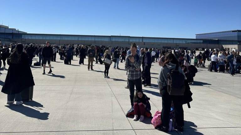 La evacuación fue provocada por una posible amenaza, que posteriormente se descartó.