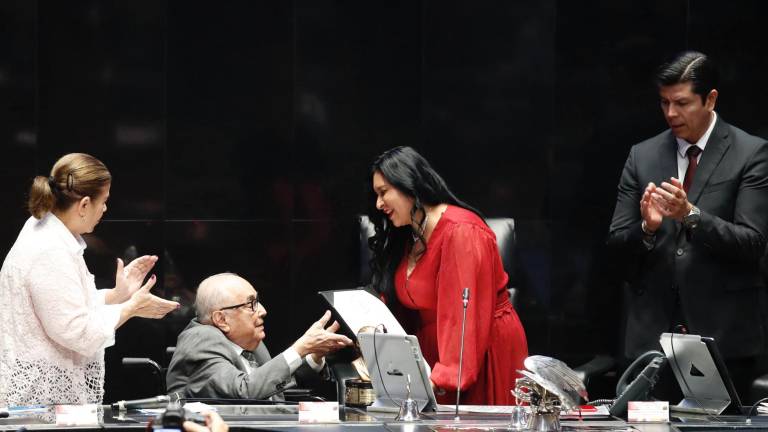 Ceremonia en la que el doctor sinaloense Alejandro Llausás Vargas recibe el reconocimiento Jesús Kumate Rodríguez.