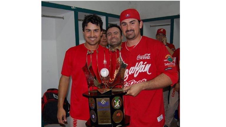 Adrián González (derecha) saboreó las mieles del título en la LMP con Venados de Mazatlán. Aquí, junto a su hermano Édgar en la coronación de la temporada 2008-2009.