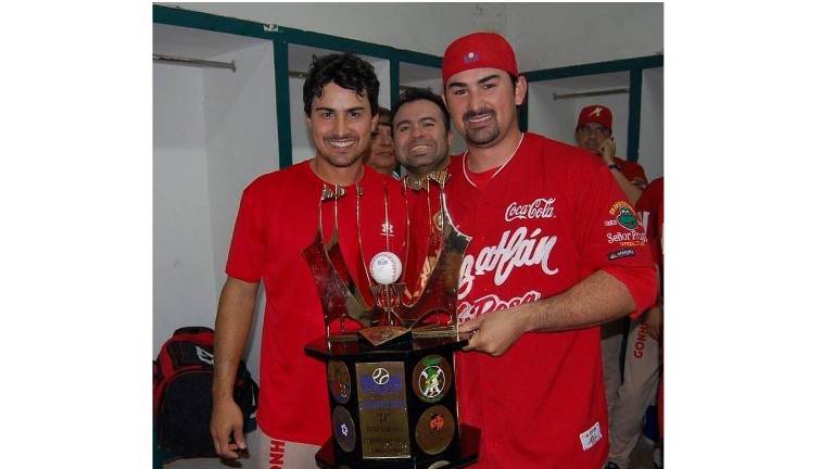 Adrián González (derecha) saboreó las mieles del título en la LMP con Venados de Mazatlán. Aquí, junto a su hermano Édgar en la coronación de la temporada 2008-2009.