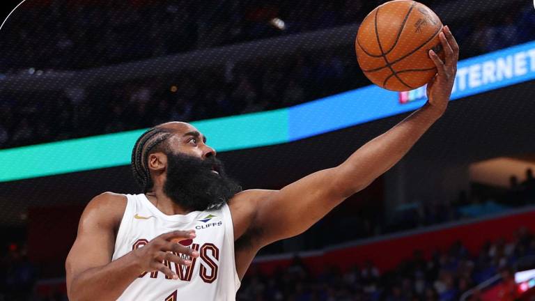 James Harden metió 30 puntos.