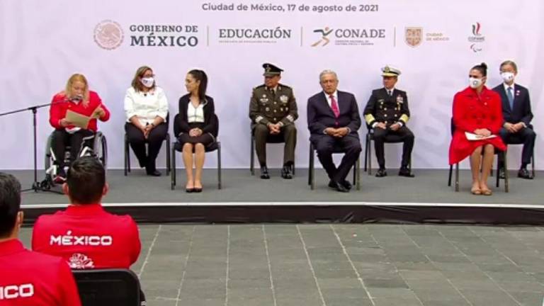 Mazatleca Rosa María Guerrero da mensaje durante abanderamiento de delegación paralímpica mexicana