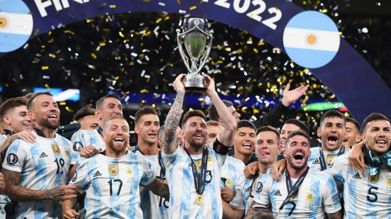 Lionel Messi levanta el trofeo de la Finalissima.
