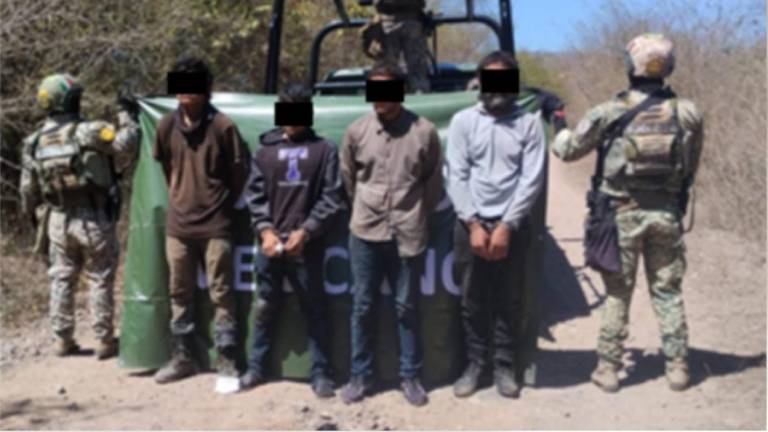 Elementos de fuerzas federales y estatales detuvieron a cuatro hombres, entre ellos un menor de edad, en un operativo en Elota.