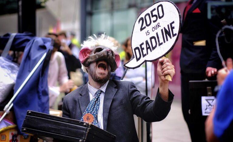 $!Manifestación del movimiento Extinction Rebellion, en Victoria Street, Londres, jueves 26 de agosto de 2021, durante la COP26 en Glasgow.