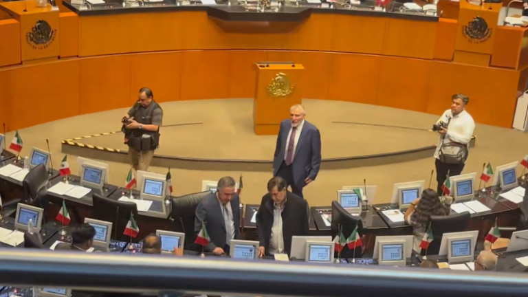 El Senador Adán Augusto López Hernández acude a saludar al Senador Enrique Inzunza Cázarez.