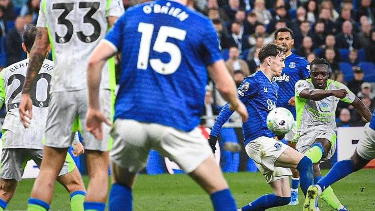 Everton le quitó par de puntos al Manchester City que pueden resultar claves en la definición del título.