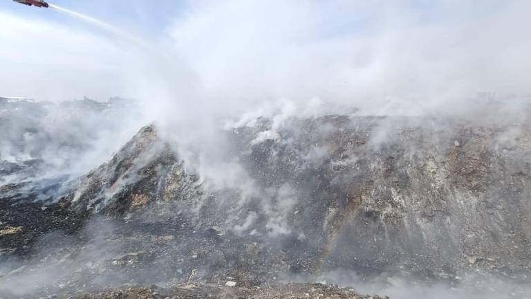A más de 24 horas de iniciado el siniestro en Culiacán, bomberos y cuerpos de emergencia mantienen trabajos de enfriamiento en el relleno sanitario.