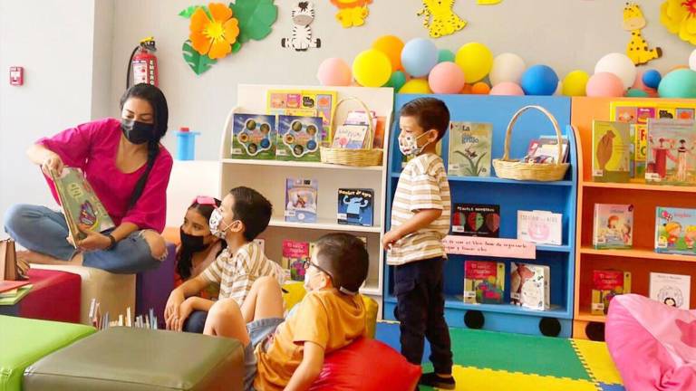 En la Biblioteca Gilberto Owen, la promotora de lectura Itzel Martínez Thomas se convierte en Cuentacuentos y una hora después, inicia con el Club de Lectura Infantil.