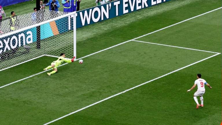 Shoubir detiene el penal de Mehdi Taremi.