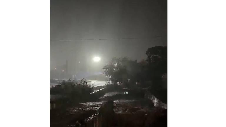 El arroyo de la Colonia López Mateos, en Culiacán, ha alcanzado el 90 por ciento de su capacidad tras las lluvias registradas este viernes.