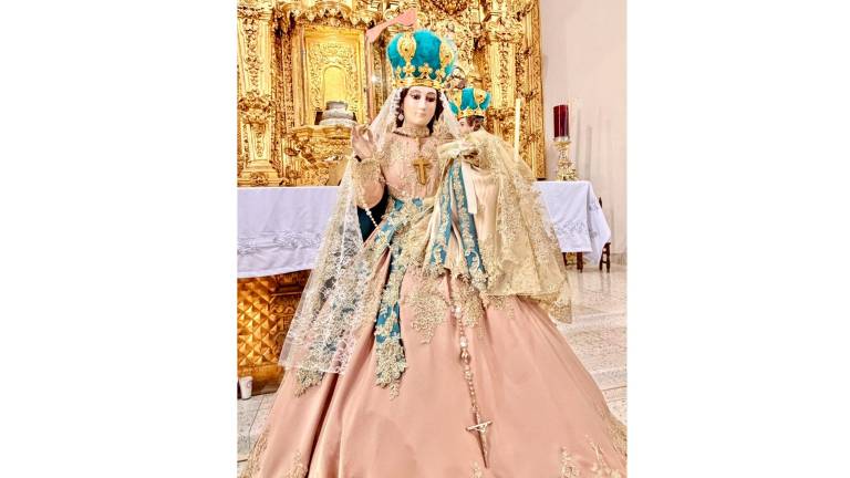 Por conservación, realizan último cambio de vestido en mayo a Nuestra Señora del Rosario.