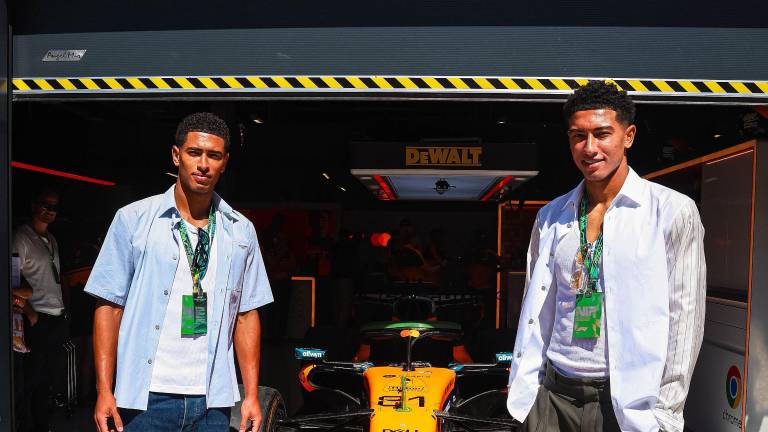Jude Bellingham y su hermano Jobe en el paddock de McLaren.