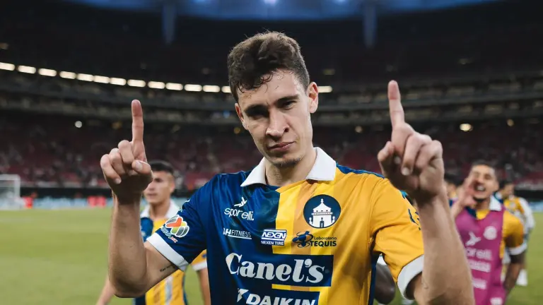 Se está a detalles de que Rodrigo Dourado se vista de amarillo.