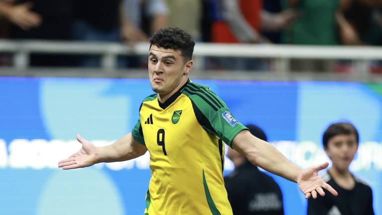 Bailey Cadamarteri marca el gol del triunfo de Jamaica.