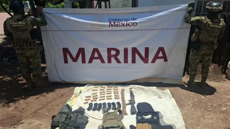 Arma y municiones aseguradas durante operativos de la Secretaría de Marina.