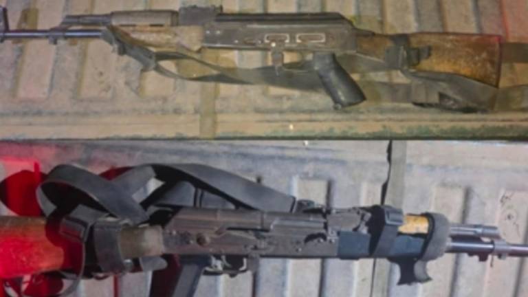 Autoridades federales y estatales mantienen el resguardo del equipo bélico asegurado en Acatitán.