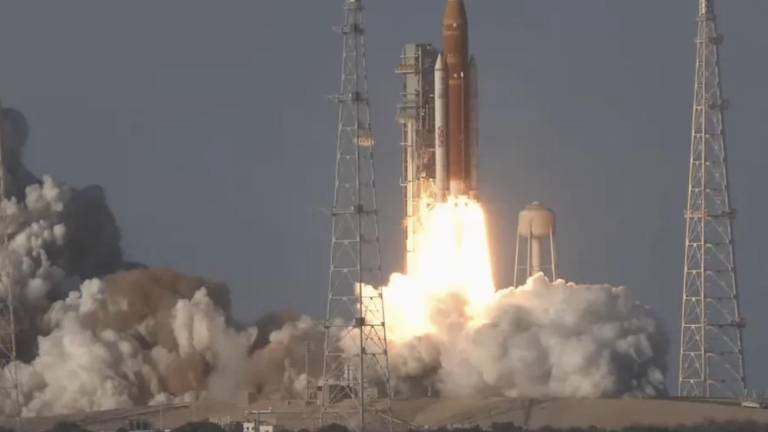 Tripulada por cuatro astronautas, la nave Orion inició el viaje de ida y vuelta más lejano que ha emprendido el ser humano desde 1972.