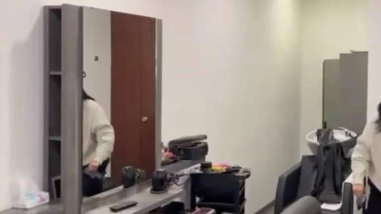 La única señalización exterior consistía en una placa blanca sin referencias a los servicios que se ofrecían en el interior.