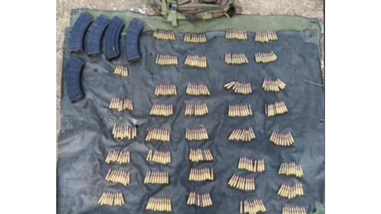 El arsenal asegurado por el Ejército en coordinación con autoridades federales y estatales fue trasladado para su investigación.