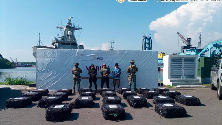 Personal naval aseguró cuatro embarcaciones con droga y desmanteló un laboratorio en Sinaloa.