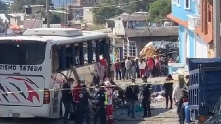 Autobús se impacta contra casa en Joquicingo; hay al menos 19 muertos y 30 heridos