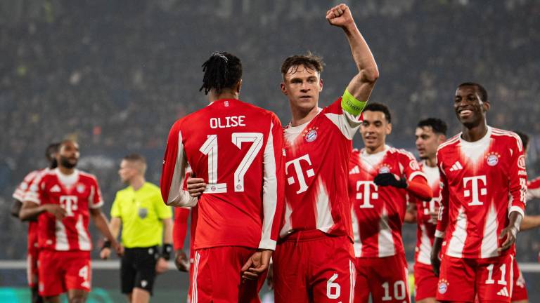 Michael Olise es felicitado por Joshua Kimmich tras anotar uno de sus dos goles para la goleada en favor del Bayern.