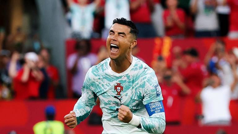 Cristiano Ronaldo marca de penal.