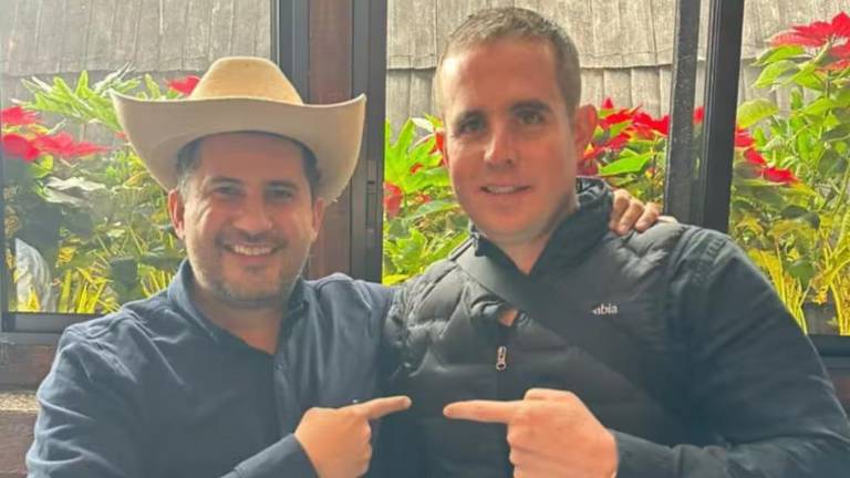El Diputado local independiente, Carlos Bautista Tafolla, a la derecha, con el Alcalde de Uruapan, Carlos Manzo, asesinado el 1 de noviembre.