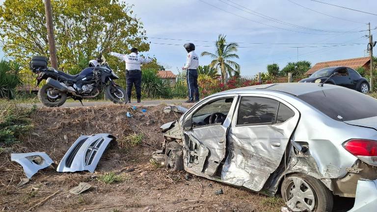 El automóvil presentó daños considerables tras salirse de la carretera estatal Villa Unión-Walamo, en Mazatlán.