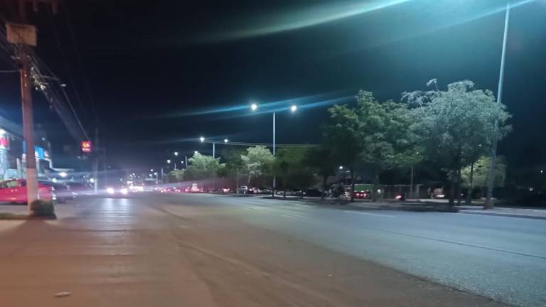 Usuarios del transporte urbano en Mazatlán denunciaron esperas de hasta una hora para abordar camiones hacia la Zona Dorada.