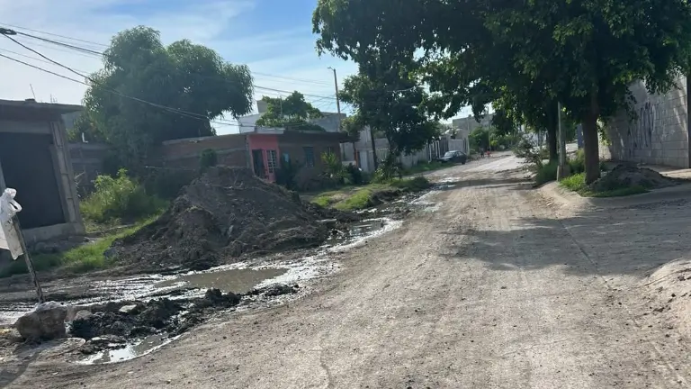 Las aguas negras continúan corriendo por varias calles del Fraccionamiento Bugambilias-La Esperanza, pese a las maniobras realizadas por Jumapam.