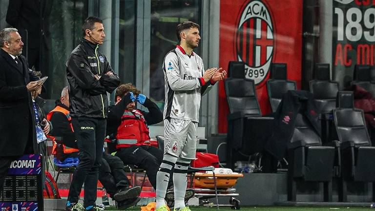 Santiago Giménez ingresa al terreno de juego al minuto 77.