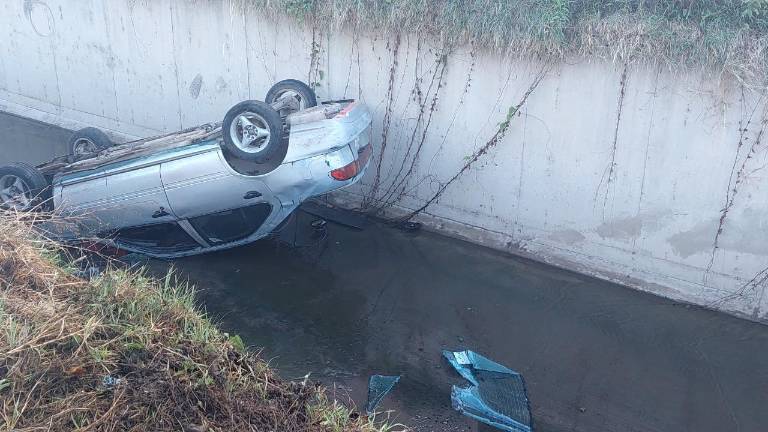El vehículo salió proyectado hacia un canal pluvial
