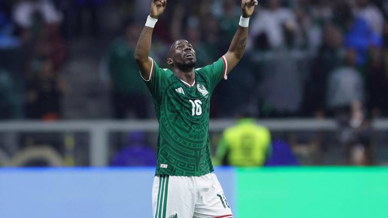 Julián Quiñones marcó el primero del México ante Ecuador.