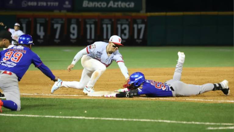 Andrés Álvarez busca el out en la antesala.