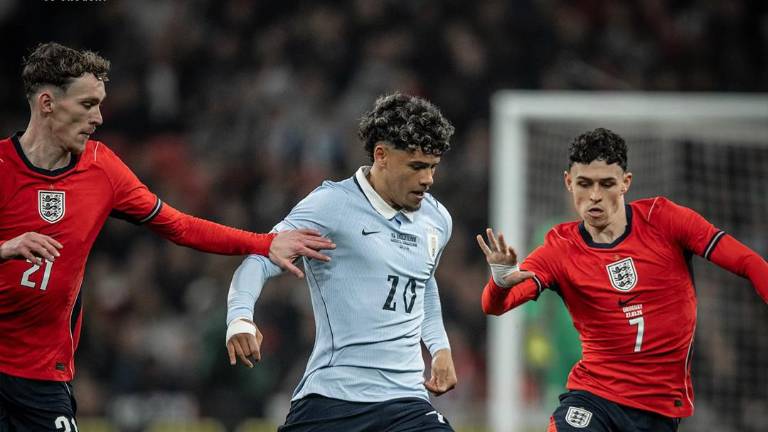 Inglaterra y Uruguay empatan a un gol.