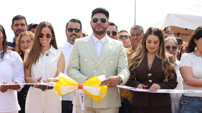 Autoridades estatales y municipales realizaron el corte de listón para inaugurar la Octava Feria del Ostión en la playa de Celestino Gazca, Elota.