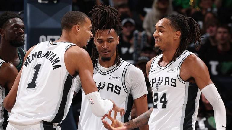 Spurs toma ventaja.