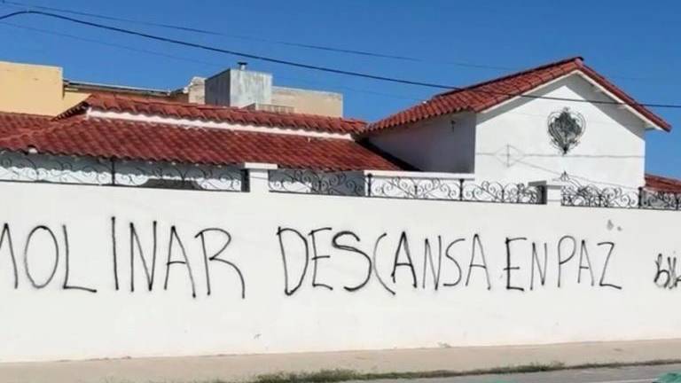 La vivienda amaneció con los mensajes “D.E.P. Esperanza Miranda” y “D.E.P. Esperanza Miranda Molinar” pintados sobre su fachada, acompañados de cruces negras.