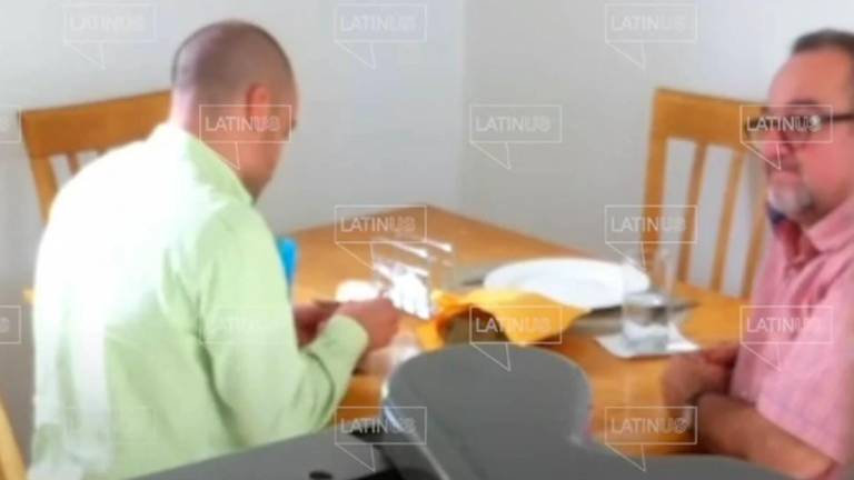 Uno de los hermanos de Andrés Manuel López Obrador fue captado en un video recibiendo supuestamente dinero en efectivo.