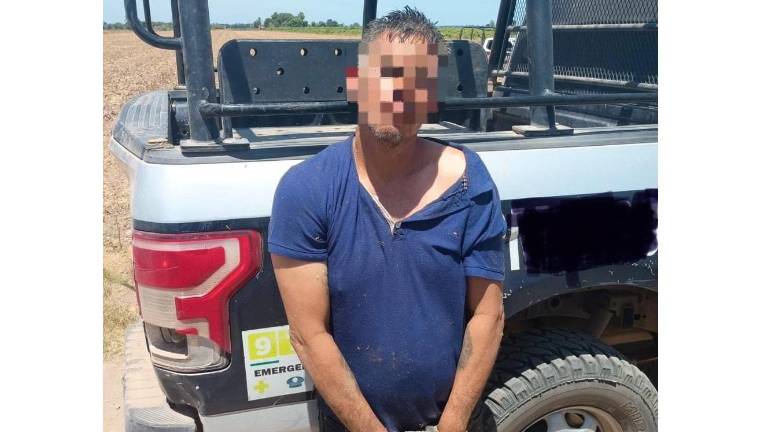 El Guayabo. Elementos de la Policía Municipal de Ahome lograron evitar que el hombre incendiara su propio domicilio.
