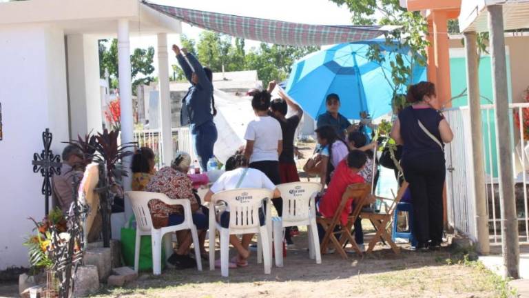 Las familias llegaron al panteón este Día de Muertos.
