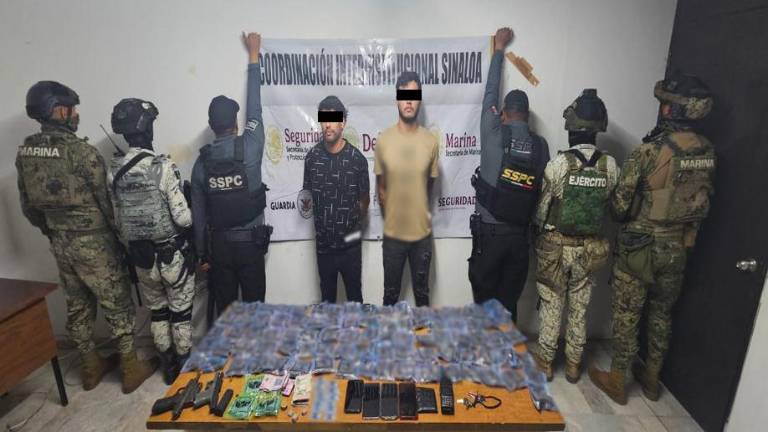 Operativo en Mazatlán deja dos detenidos, armas, drogas y un vehículo asegurado por autoridades.